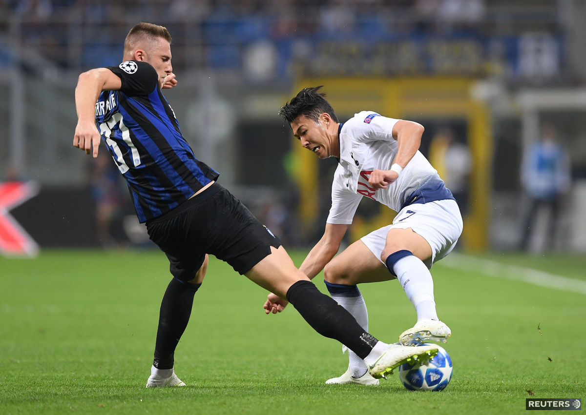 Slovenský obranca Interu Milan Škriniar sa...