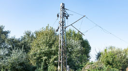 Roztrhnutá súprava, šesť hodín v tme a teraz horiaci rušeň. Železniciam sa nedarí