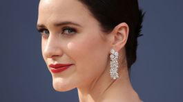 10 najlepších lookov z Emmy - líčenie a vlasy - Rachel Brosnahan