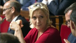 Le Penová v prieskume pred eurovoľbami prvýkrát predbehla Macrona