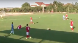 VIDEO: Ďalšia bizarnosť z Rumunska. Na ihrisko vbehol pes a zranil hráča