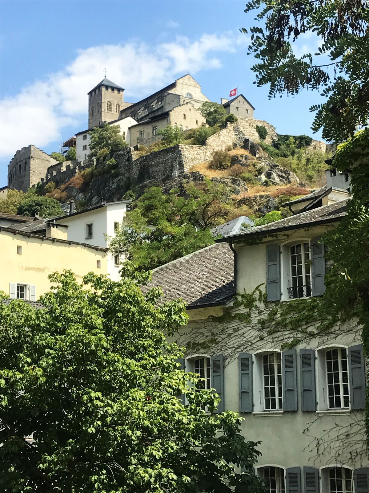 Hrad Valere - za jeho hradbami je katedrála a v...