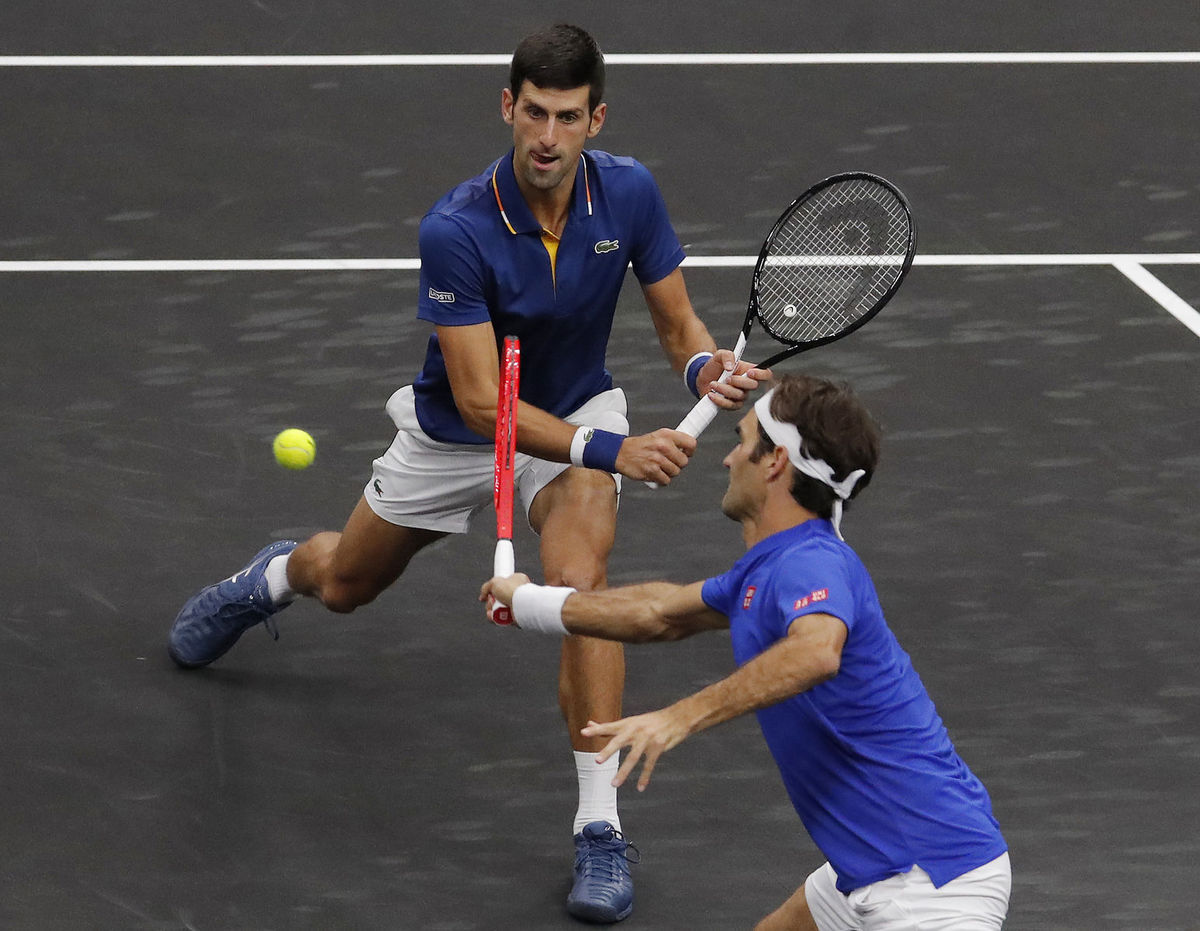 Roger Federer a Novak Djokovič počas štvorhry v...