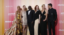 Zľava: Modelky Adwoa Aboah, Mariacarla Boscono, šéfredaktor magazínu Vogue UK Edward Enninful, modelky Karen Elson, Amber Valletta a spevák Liam Payne.