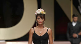 Dánska modelka Helena Christensen predvádza kreáciu z kolekcie Dolce & Gabbana Jar/Leto 2019.
