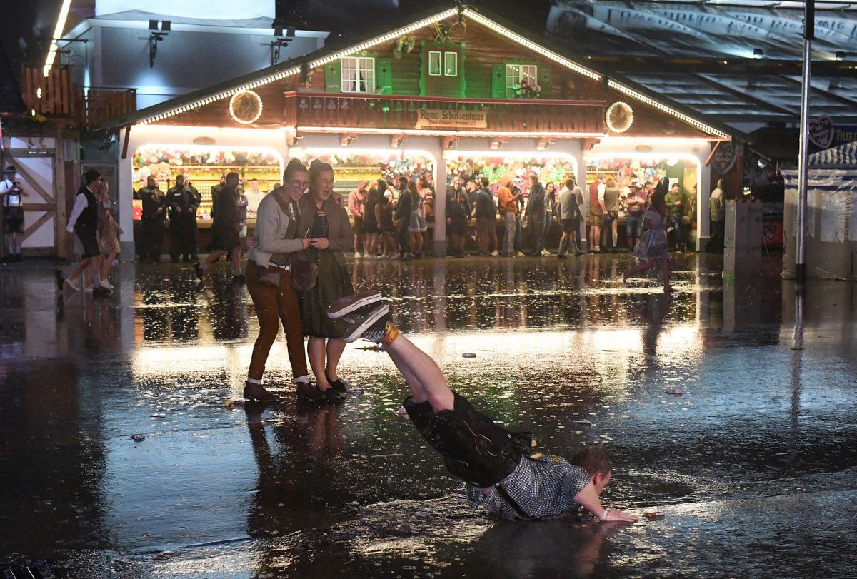 Návštevník pivného festivalu Oktoberfest padá...