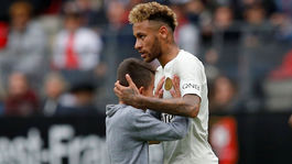 VIDEO: Piskot vystriedal potlesk. Neymar objal plačúceho chlapca a daroval mu dres