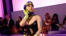 Raperka Nicki Minaj pred prehliadkou Versace v Miláne. 