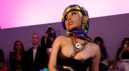 Raperka Nicki Minaj pred prehliadkou Versace v Miláne. 