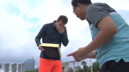 VIDEO: Smoliar Murray v Číne predčasne ukončí sezónu. Pri pózovaní rozbil trofej 