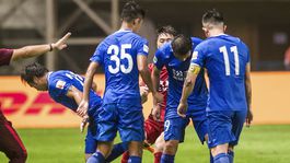 VIDEO: Vlastný gól roka? Čínski obrancovia sa postarali o komédiu