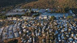 Grécka polícia použila proti migrantom slzotvorný plyn a ohlušujúce granáty