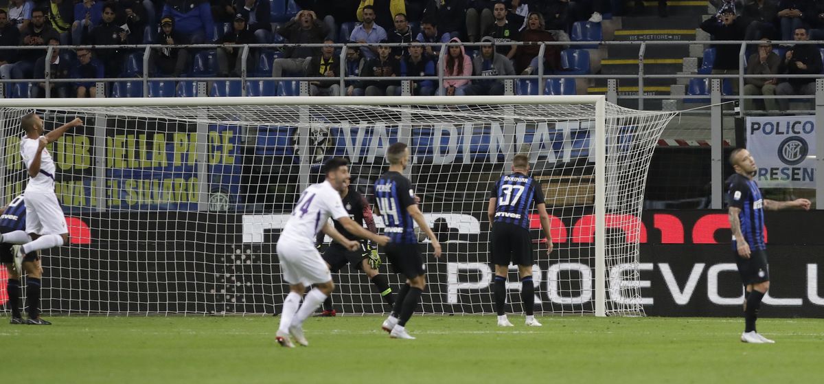 Obranca Interu Milan Škriniar po vlastnom góle...