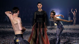 Modelka v kreácii z kolekcie Christian Dior Jar/Leto 2019 v Paríži. Modelky sa promenádovali po móle, na ktorom tancovali tanečníci. 