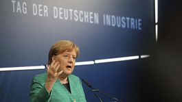 Merkelová nechce novými limitmi na CO2 vyhnať automobilky z Európy