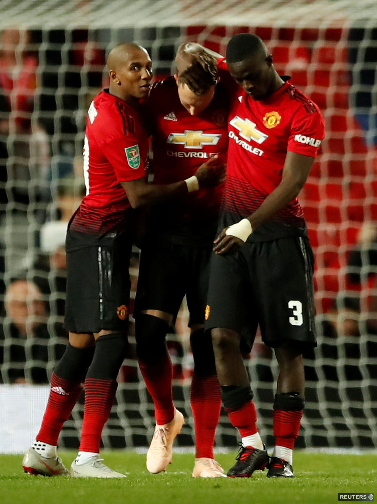 Ashley Young (vľavo) a Eric Bailly z Manchestru...