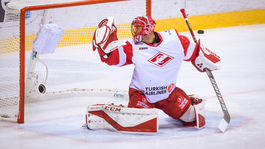 Hudáček zrušil Slovanu víťaznú sériu. V Moskve zastavil 29 striel