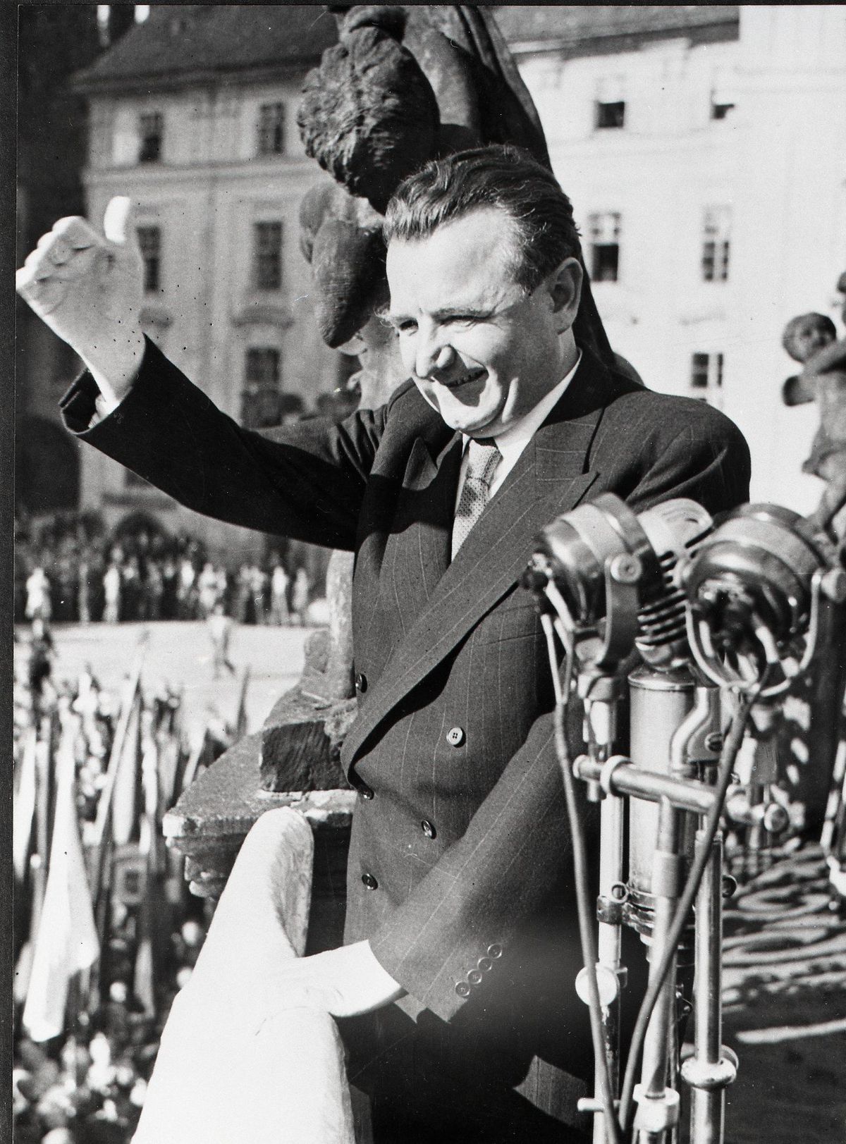 Prezident a predseda KSČ Klement Gottwald stál...