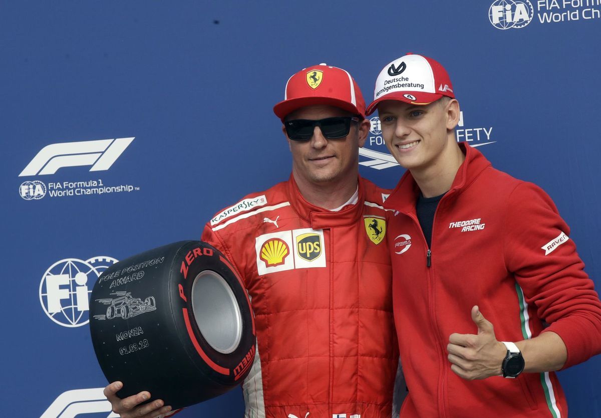 Mick Schumacher (vpravo) s jazdcom Ferrari...