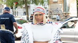 Raperka Nicki Minaj pred prehliadkou Fendi v Miláne.