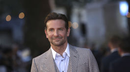 Herec a režisér Bradley Cooper na premiére filmu Zrodila sa hviezda v Londýne. 