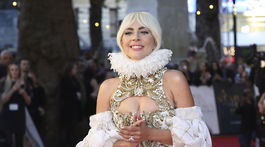 Herečka a speváčka Lady Gaga pózuje fotografom na premiére filmu Zrodila sa hviezda. V kreáciii Alexander McQueen. 