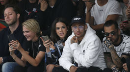 Modelka Cara Delevingne (vľavo) žartuje po boku Dereka Blasberga. Vedľa nej sedí aj herečka a modelka Bruna Marquezine, jej priateľ Neymar a kolega Dani Alves.