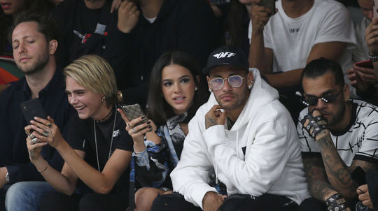 Modelka Cara Delevingne (vľavo) žartuje po boku...