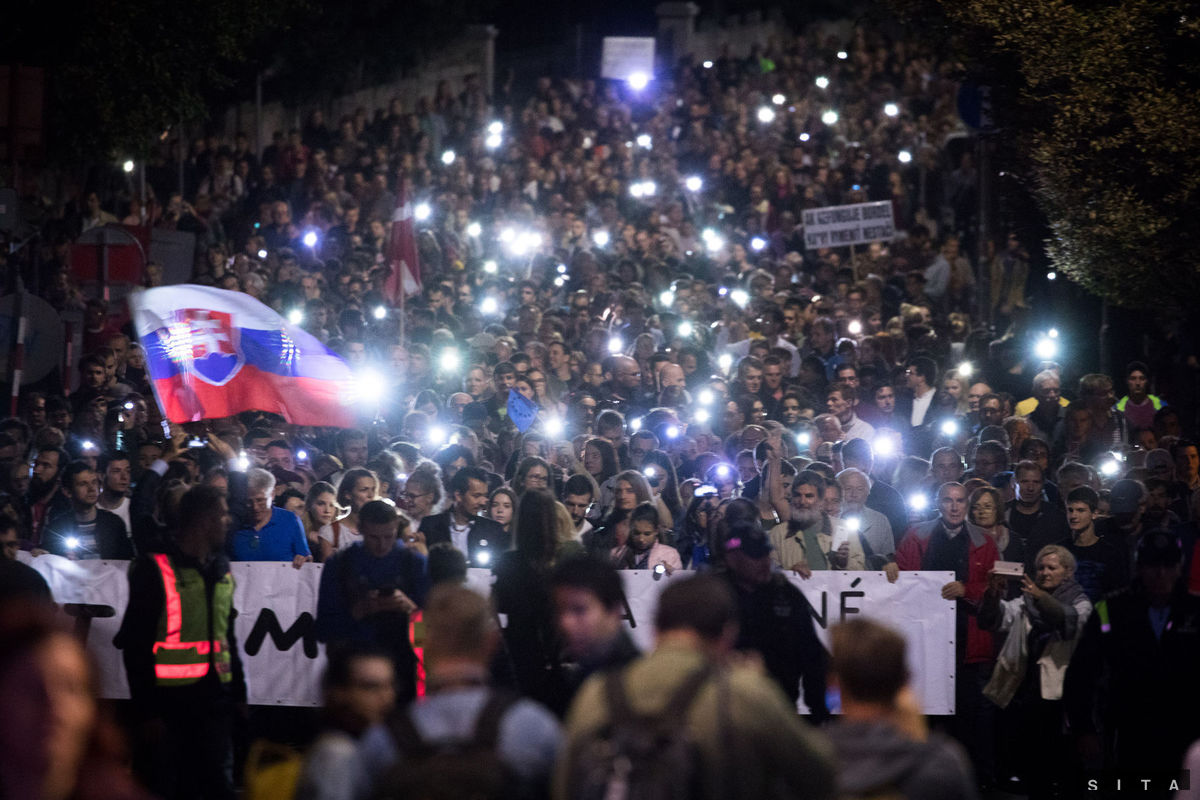 Účastníci pochodu organizovaného iniciatívou Za...