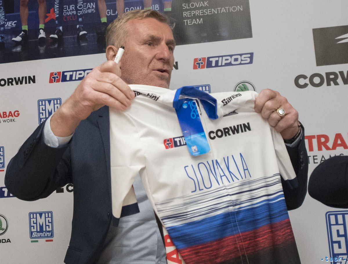 Prezident SZC Peter Privara ukazuje nový dres...