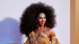 Takýto účes ste na červenom koberci ešte nevideli! Hriva, ktorá ohúrila Londýn