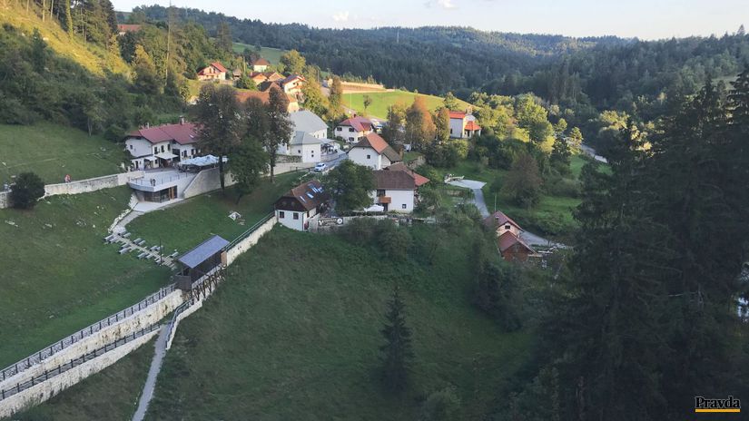 Výhľad na údolie z Predjamského hradu.