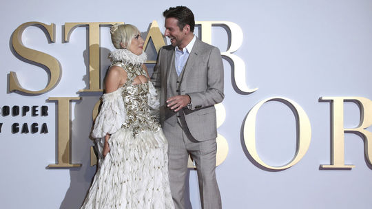 Speváčka a herečka Lady Gaga a jej kolega a...