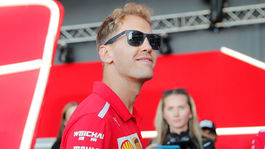 Vettel si kritiku nepripúšťa. Aj tak číta radšej o futbale