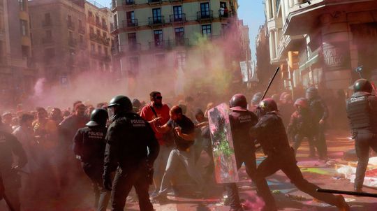 Potýčky v Barcelone si vyžiadali 14 zranených, polícia zatkla šesť násilníkov