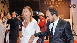 Ester Ledecká na gala ako snehová víla! Aj s poriadne vysokým rozparkom