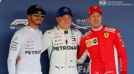 Vettel odštartuje za mercedesmi. Hamiltona zdolal kolega v rekorde okruhu