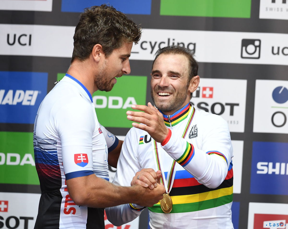 Peter Sagan gratuluje Španielovi Alejandrovi...