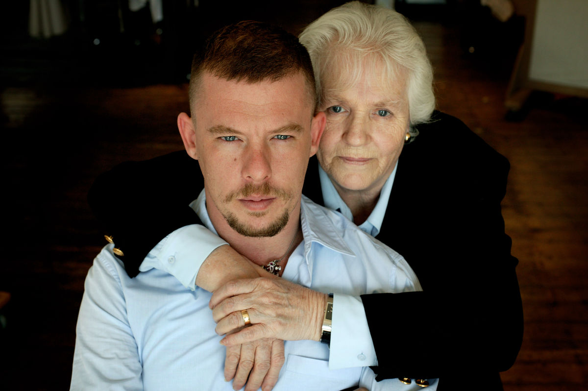 Alexander Mcqueen a jeho mama Joyce.