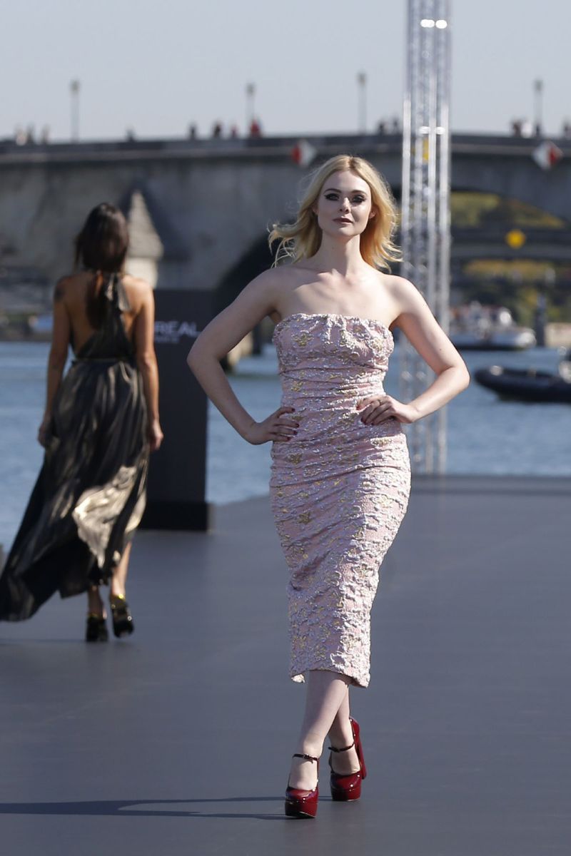 Herečka Elle Fanning počas šou značky...
