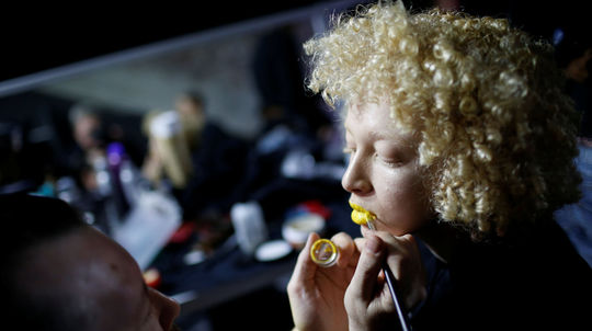 Modelka sa pripravuje na prehliadku Guy Laroche...