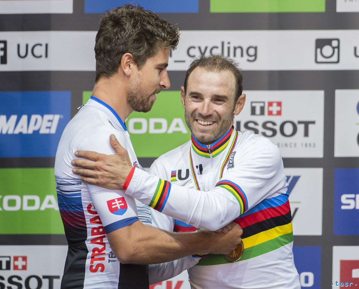 Peter Sagan gratuluje Španielovi Alejandrovi...