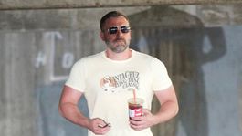 Ben Affleck sa z liečebne vrátil ako Rambo! Aha, akým telom sa chváli na ulici