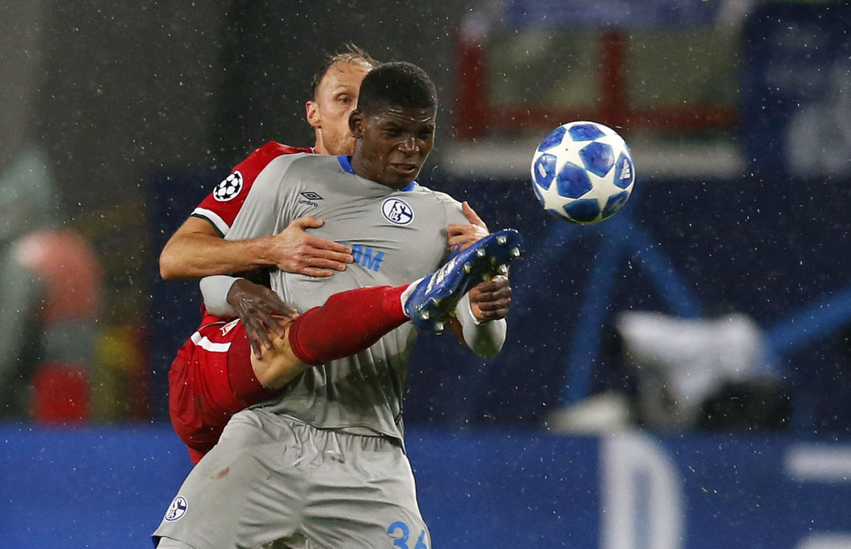 Benedikt Höwedes z Lokomotivu odkopáva loptu...