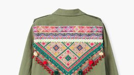 Dámska tenká košeľo-bunda s dekoratívnym detailom na chrbáte. Predáva Mango za 49,99 eura. 