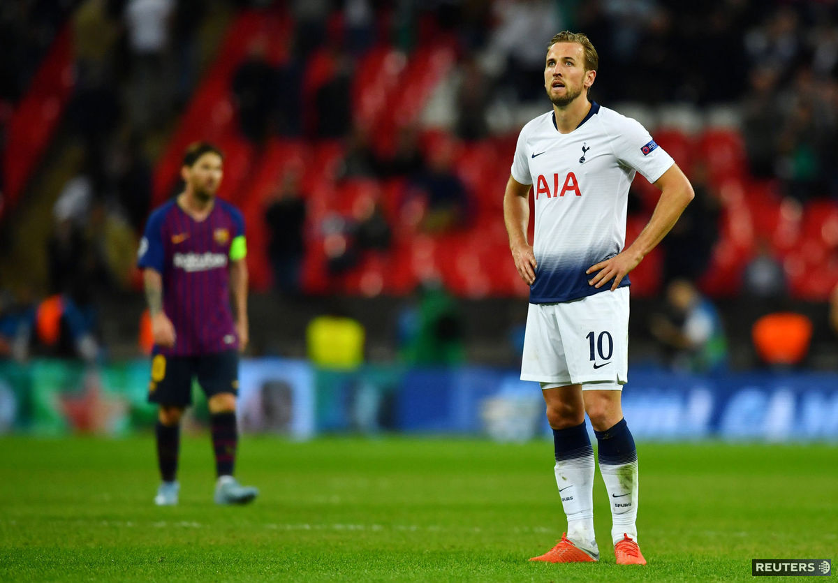 Kanonier Tottenhamu Harry Kane a v pozadí...