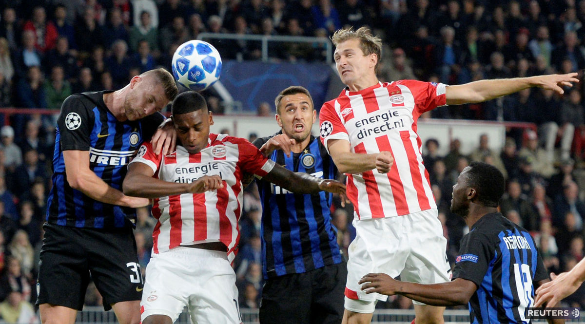 Obranca Interu Milan Škriniar hlavičkuje v...