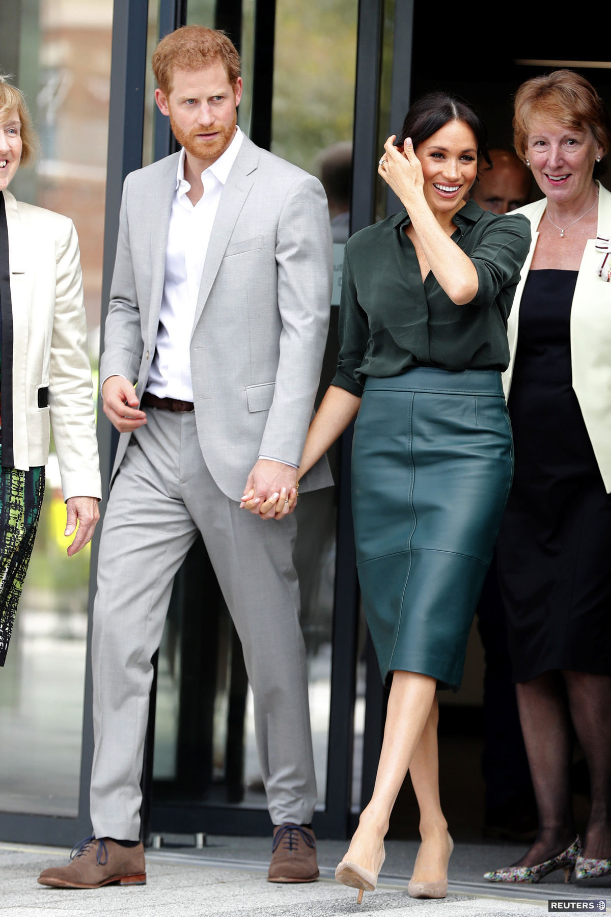 Manželia Harry a Meghan počas návštevy Sussexu....