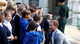 Princ Harry si zavtipkoval s deťmi, ktoré prišli privítať jeho aj jeho manželku Meghan. 