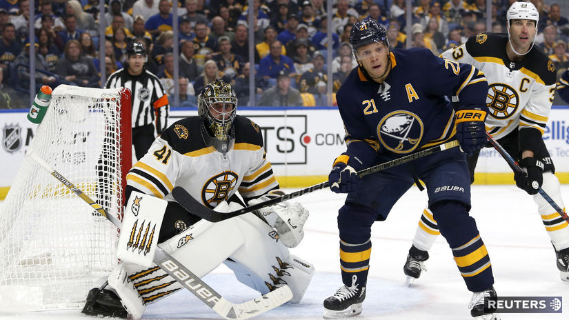 Brankár Bostonu Jaroslav Halák, kapitán Zdeno...